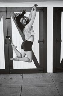 Phoebe Tonkin feet photo thumbnail
