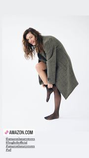 Phoebe Tonkin feet photo thumbnail