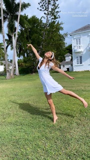 Phoebe Tonkin feet photo thumbnail