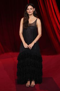 Phoebe Tonkin feet photo thumbnail