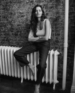 Phoebe Tonkin feet photo thumbnail