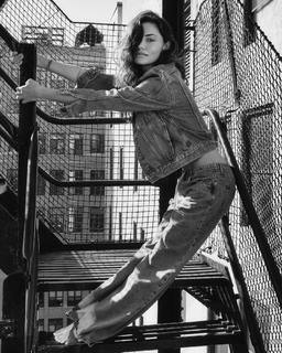 Phoebe Tonkin feet photo thumbnail