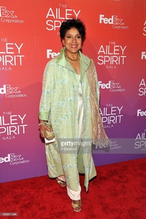 Phylicia Rashad feet photo thumbnail