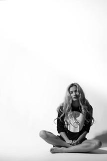 Pia Mia feet photo thumbnail