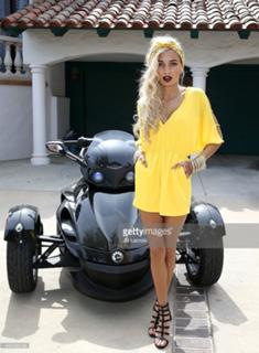 Pia Mia feet photo thumbnail