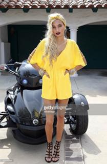 Pia Mia feet photo thumbnail