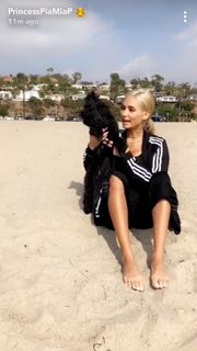 Pia Mia feet photo thumbnail