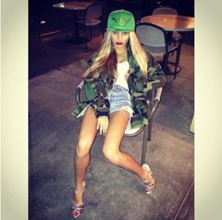 Pia Mia feet photo thumbnail