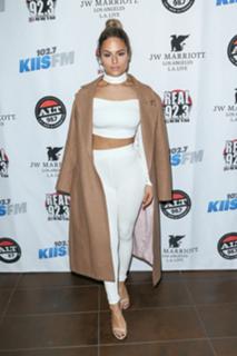Pia Toscano feet photo thumbnail
