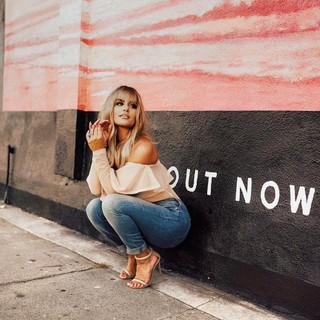 Pia Toscano feet photo thumbnail