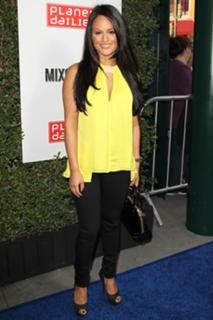 Pia Toscano feet photo thumbnail