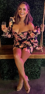Pia Toscano feet photo thumbnail