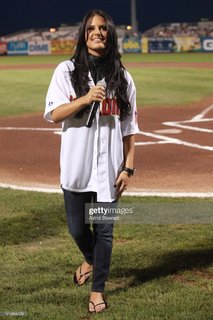 Pia Toscano feet photo thumbnail