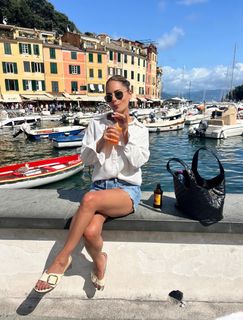 Pia Toscano feet photo thumbnail