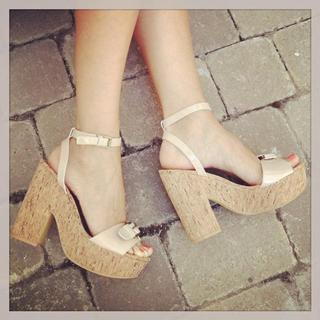 Pilar Rubio feet photo thumbnail