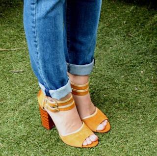 Pilar Rubio feet photo thumbnail