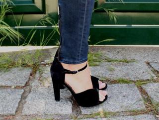 Pilar Rubio feet photo thumbnail