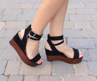 Pilar Rubio feet photo thumbnail