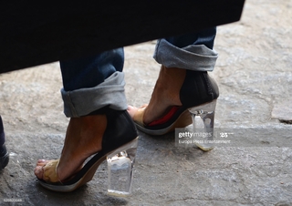 Pilar Rubio feet photo thumbnail