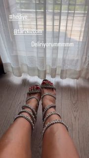 Pinar Altug feet photo thumbnail