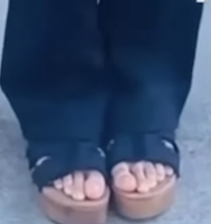 PinkPantheress feet photo thumbnail