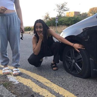 PinkPantheress feet photo thumbnail