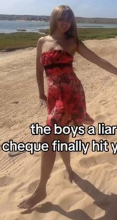 PinkPantheress feet photo thumbnail