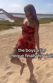 PinkPantheress feet photo thumbnail