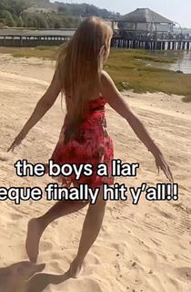 PinkPantheress feet photo thumbnail