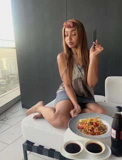 PinkPantheress feet photo 18