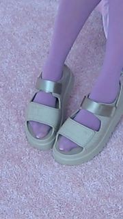 PinkPantheress feet photo 4