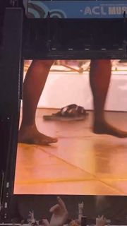 PinkPantheress feet photo 2