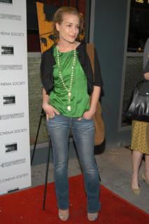 Piper Perabo feet photo thumbnail