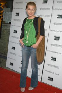 Piper Perabo feet photo thumbnail