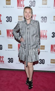 Piper Perabo feet photo thumbnail
