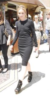 Piper Perabo feet photo thumbnail