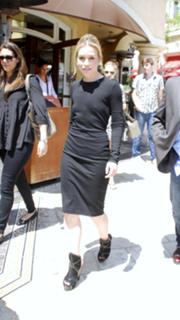 Piper Perabo feet photo thumbnail
