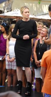 Piper Perabo feet photo thumbnail