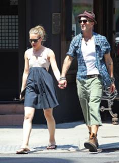 Piper Perabo feet photo thumbnail