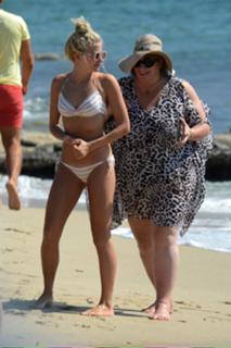 Pixie Lott feet photo thumbnail