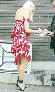 Pixie Lott feet photo thumbnail