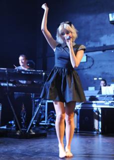 Pixie Lott feet photo thumbnail