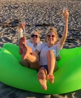 Pixie Lott feet photo thumbnail