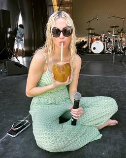 Pixie Lott feet photo thumbnail