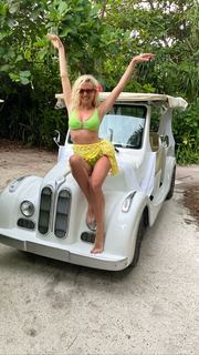 Pixie Lott feet photo thumbnail