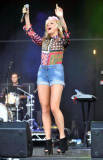 Pixie Lott feet photo thumbnail