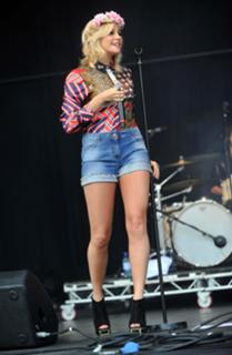 Pixie Lott feet photo thumbnail