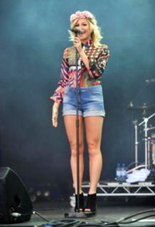 Pixie Lott feet photo thumbnail