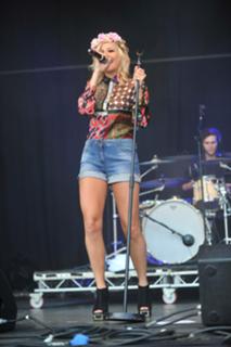 Pixie Lott feet photo thumbnail