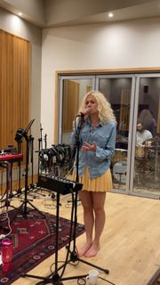 Pixie Lott feet photo thumbnail